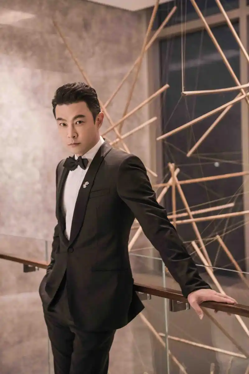 今日,演员黄维德亮相时尚活动,一身着黑色西装,帅气有型,尽显男人魅力