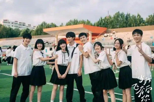 校园剧《当我飞奔向你》:周翊然张淼怡「一让在让cp」从校服到婚纱