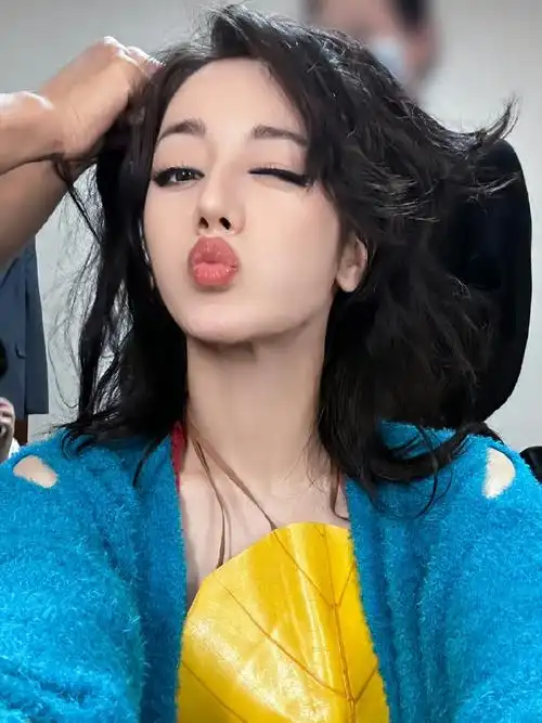 迪丽热巴嘟嘴wink随拍