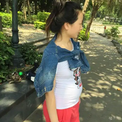 邓建国小女友大肚照曝光组图