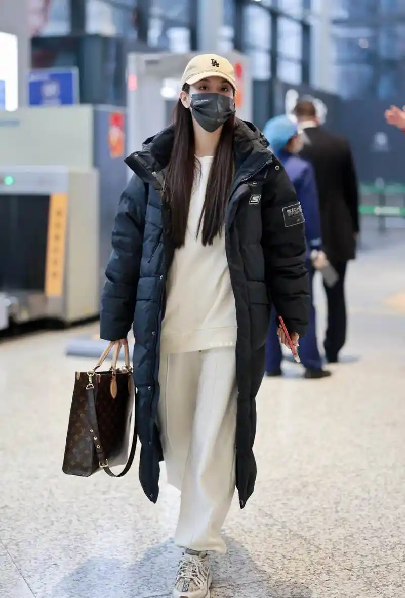 王霏霏机场私服,出门带的护手霜好精致,而且还饰有链条!  ?