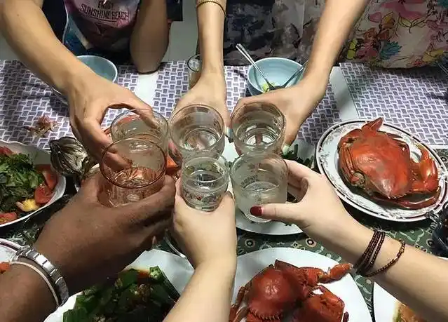 天冷切忌乱喝酒,特别"阳过"后:牢记白酒"3不喝",阳康过年