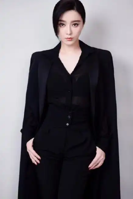 范冰冰度假造型好贵气,橙色连衣裙配金色高跟鞋,麻花辫像少女