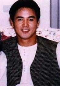 张庭的老公林瑞阳别看他现在满头白发显得有些老态龙钟,年轻的时候