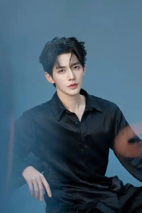 邓为白衬衫扯领带