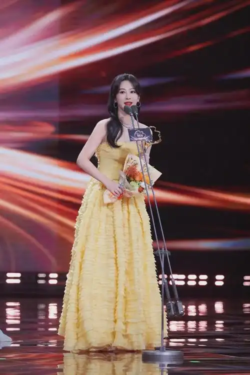 杨紫微博之夜身穿紫色长裙获得两项大奖,称"新的一年继续努力"|红毯
