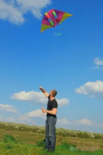 放风筝的年轻人