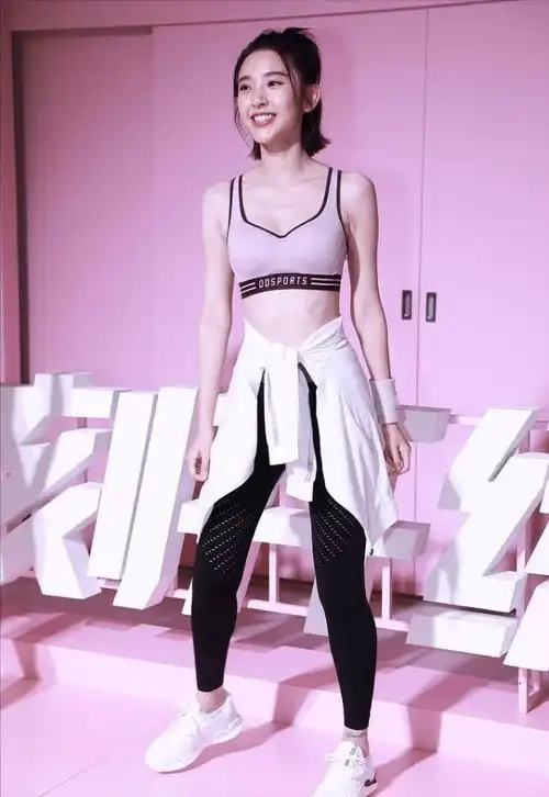 张若昀"捧在手心里"的妻子,长相清纯甜美,穿健身装惹人爱,唐艺昕的