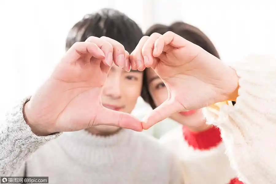 年轻情侣比心动作