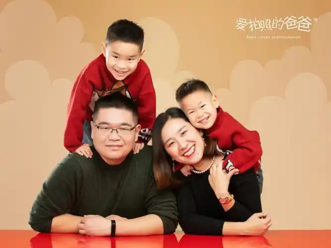 超有爱的一家四口简约全家福