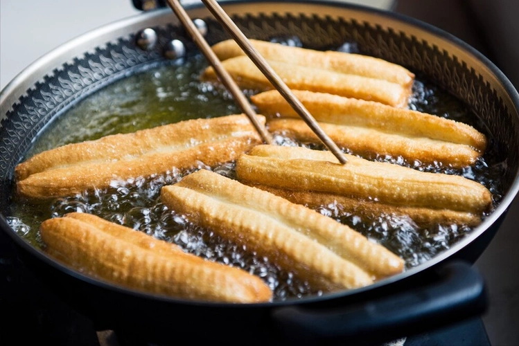 炸油条自己在家做不放任何添加剂健康又卫生蓬松香酥脆