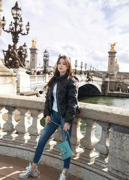 原创热巴这组街拍照好惊艳!穿衬衫 扎个马尾,哪个角度看都像18岁