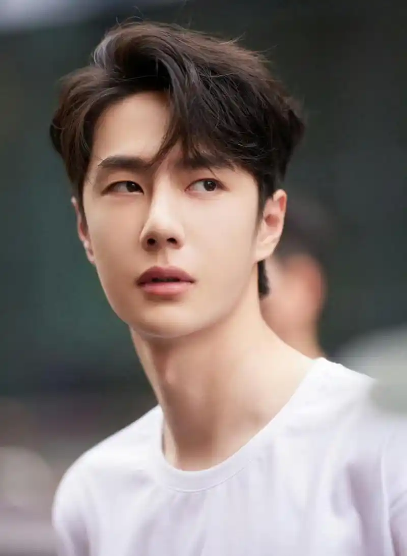 荣誉与掌声背后的辛勤付出 2023年即将过去,王一博的行程却依然忙碌