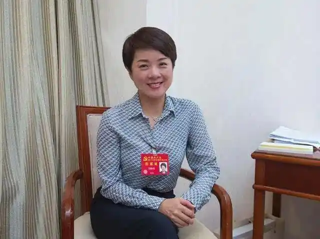 东方卫视首席主播印海蓉珍藏版美照_网易订阅