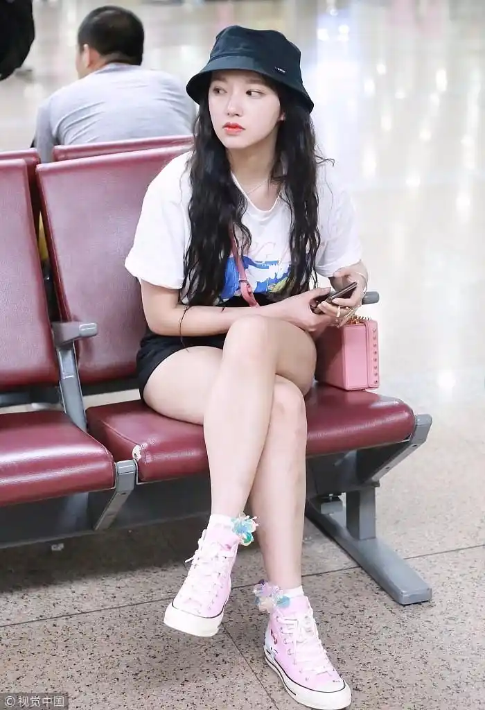 程潇戴渔夫帽长卷发披肩少女味十足 穿超短裤翘大长腿霸屏