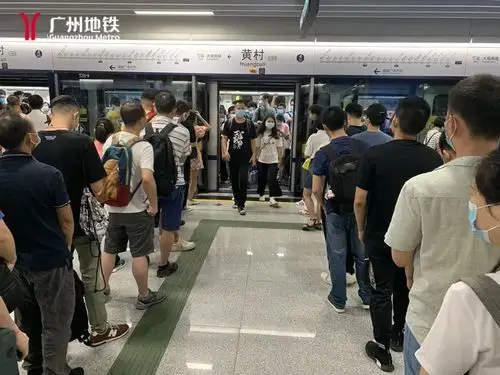 每天挤地铁,我被这张照片感动了