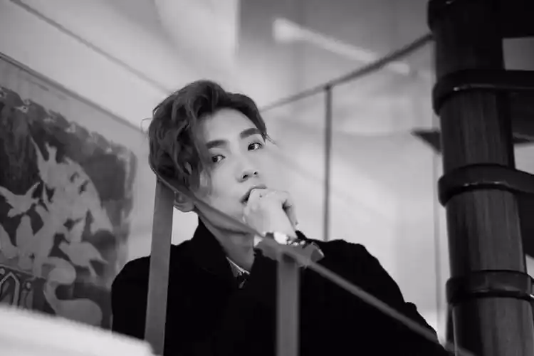 王子异抵达巴塞罗那 时尚绅士邂逅"异"域风情