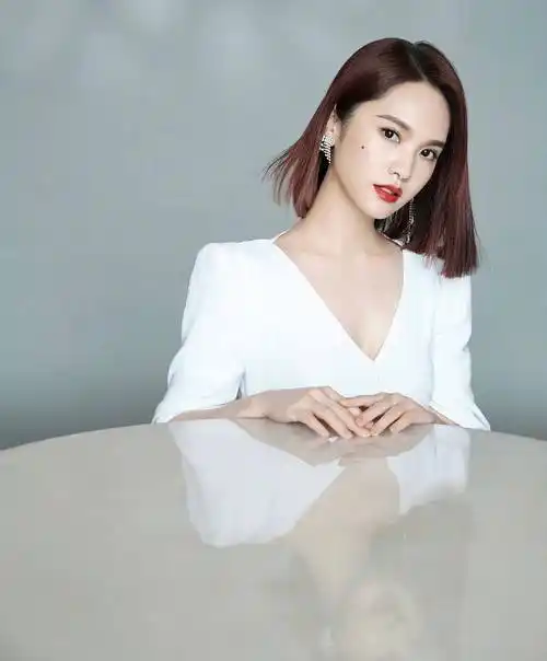 姐姐好飒杨丞琳留标志短发穿白衣抹红唇气场全开