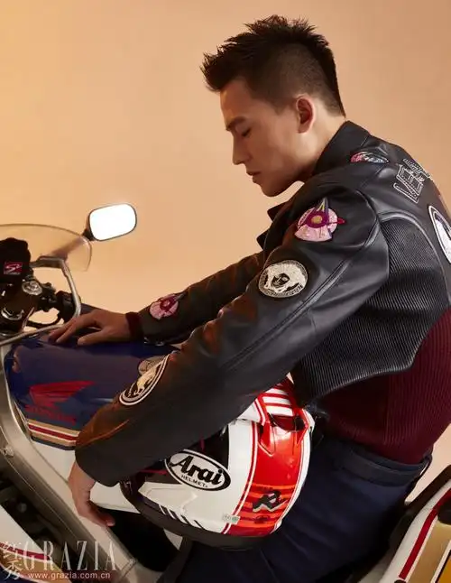 欧豪霸气登时尚杂志封面 微露人鱼线展完美身材