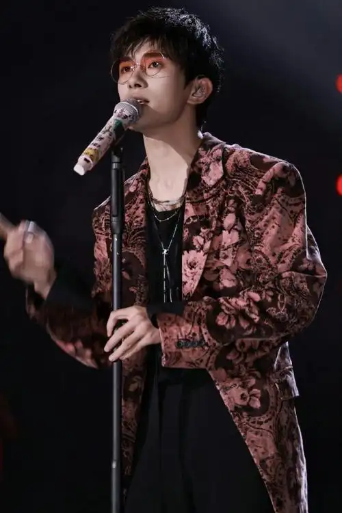 易烊千玺眼镜舞台名场面