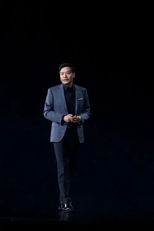 雷军发布会穿衣心机深合影站c位衣品碾压车圈大佬凭什么