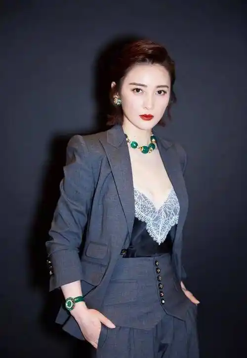 45岁蒋勤勤近照美得不敢认!