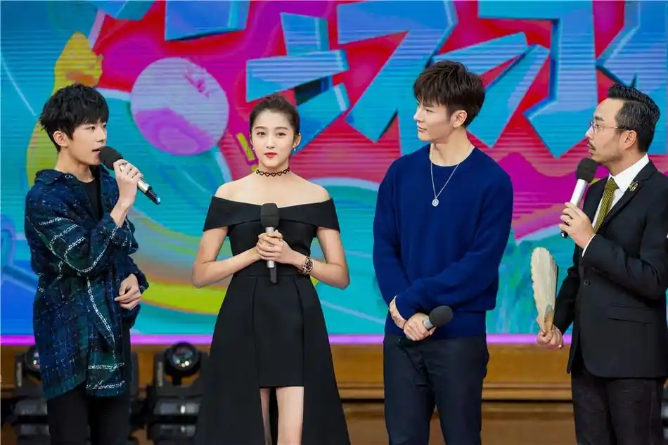 组图:关晓彤黑裙亮相《天天》与易烊千玺同为健康发声