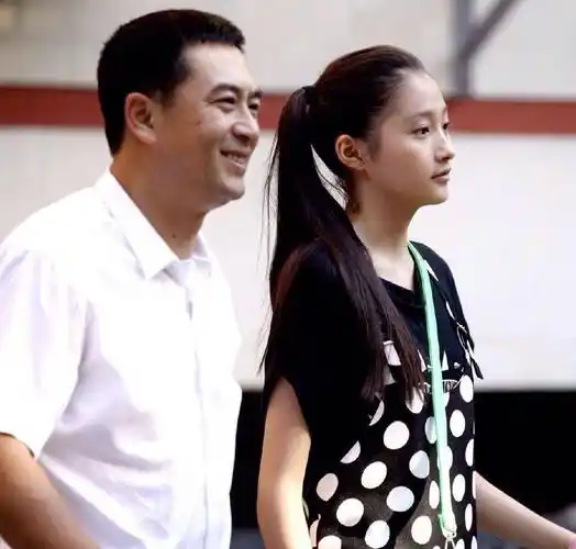 关晓彤最火的爸爸当属张嘉译了,那一年,《一仆二主》里的国民女儿让