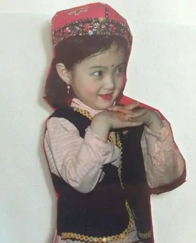 蒋欣儿时照真美啊,一脸温柔完全没有华妃的霸气