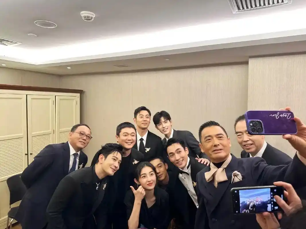 看看这张男明星的大合照,有什么玄机没有[嘻嘻][嘻嘻][嘻嘻][嘻嘻]