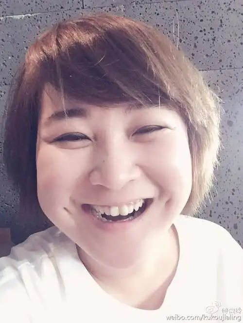 贾玲晒大脸自拍笑容灿烂称不会美颜