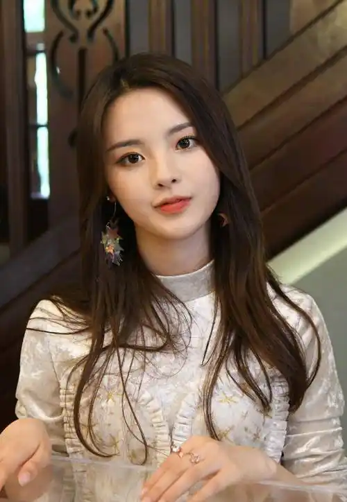 原创杨超越穿水手服的造型曝光杨超越预告给我等值得期待