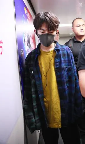 易烊千玺南京起飞镜头捕捉一个奶黄的小千