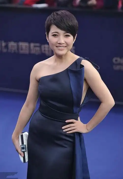 颜丙燕这次穿对了银色马赛克短裙好惊艳性感又妩媚