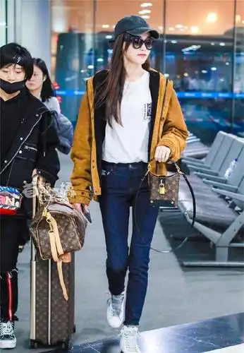 唐嫣现身机场, 这件驼色外套是要火的节奏?