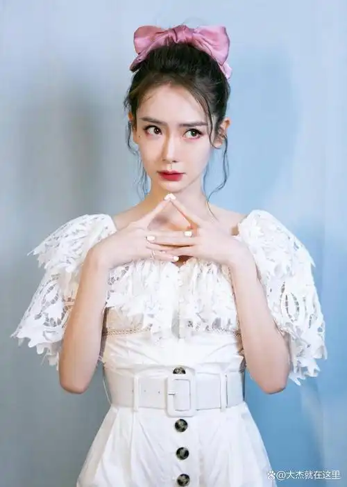 戚薇成都绝美开唱白裙配金属头饰未来感十足