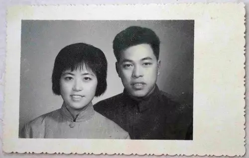 影楼也如雨后春笋般的出现,人们都愿意到影楼拍一张好看的结婚照,由于