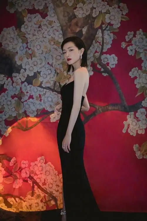 万茜深v高开叉黑裙