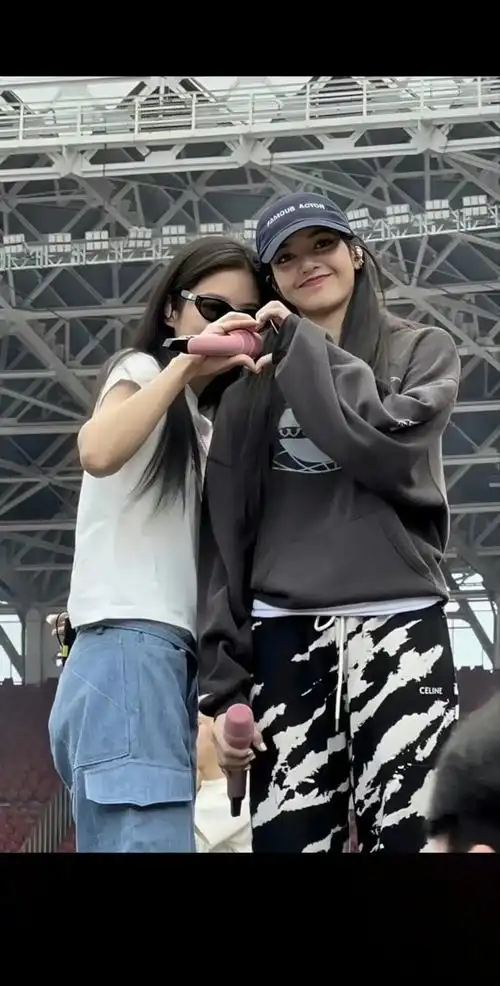 jennie划水被骂,lisa参加疯马秀被骂,但她们好像根本 - 抖音