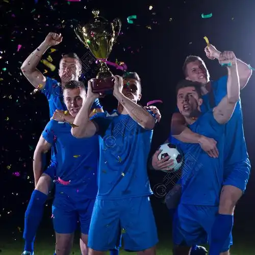 足球队庆祝胜利并在举行胜利政变的同时成为比赛的冠军
