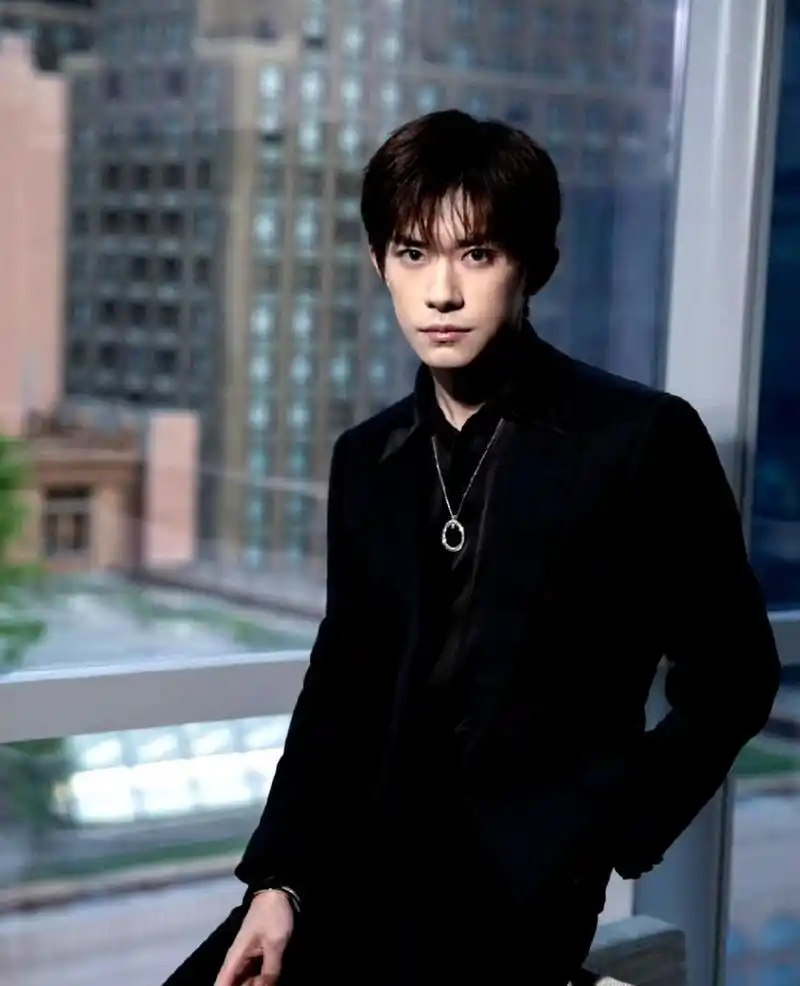 他参加活动时的着装几乎成为了半永久,总是选择深色西装,只有配饰不同