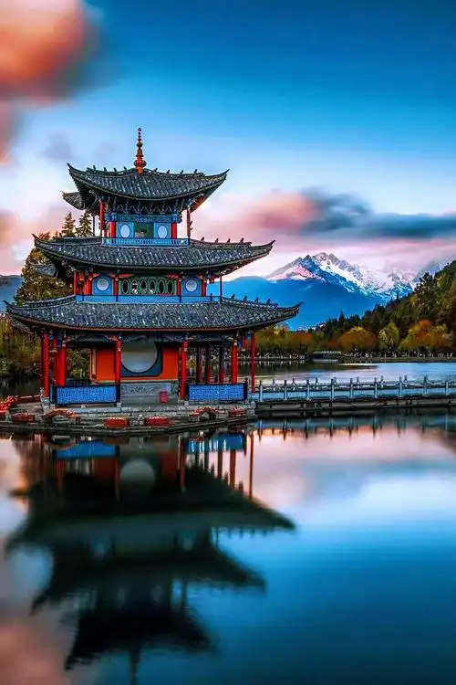 风景优美的水上亭台楼阁