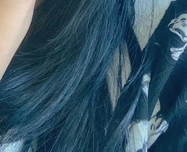 蓝黑色头发怎么丑死了怎么快速褪色