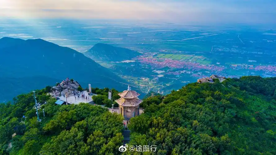 登上花果山最高峰玉女峰,观夕阳美景,阳光透过云层洒落在山峰间