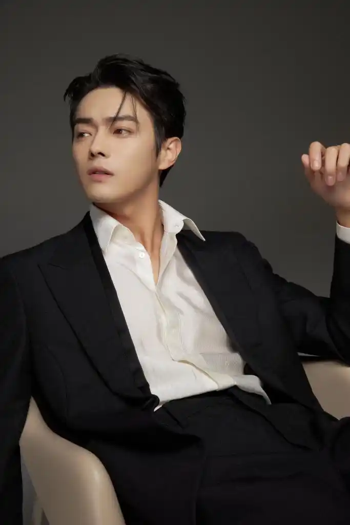 许凯横店粉丝见面会写真释出 西装造型帅气似王子