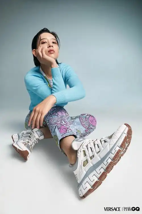 左右滑动说得再多,不如看李斯丹妮提前上脚演绎.