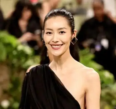 纽约这一天,刘雯香肩迷人,贺聪"水蛇腰"惊艳,杨紫琼穿的是啥