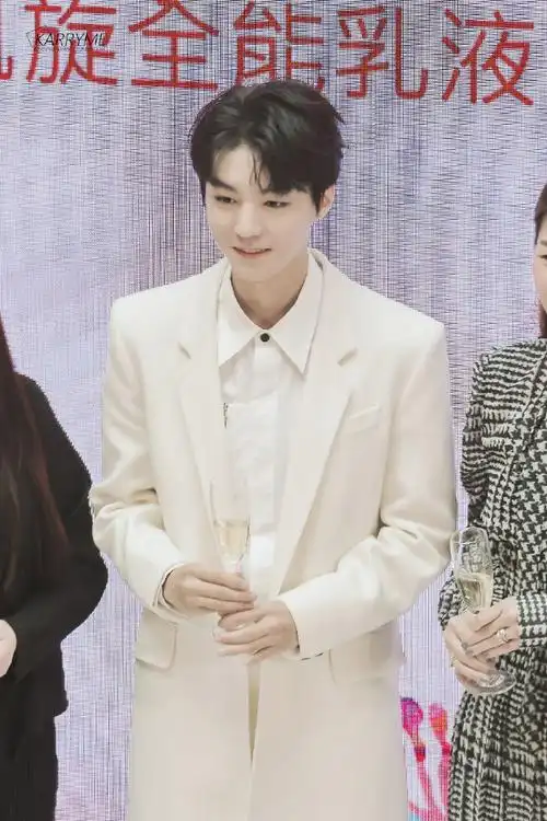 王俊凯纯白大衣造型