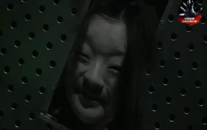 鸡皮疙瘩美女爬电话亭了注意有高能