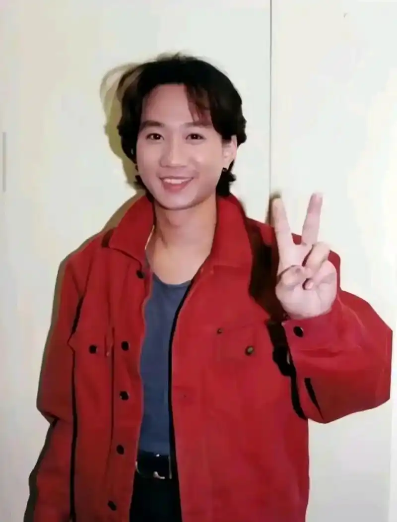 致家驹:天妒英才黄家驹,英年早逝亿人惜.不死 精神永不灭